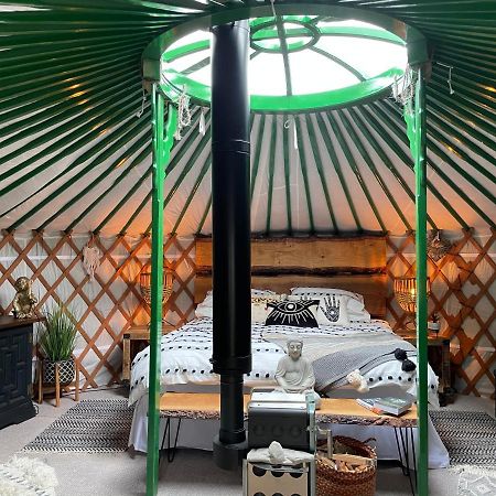 O Dan Y Coed Luxury Yurt With Hot Tub Hotel Chwilog Buitenkant foto
