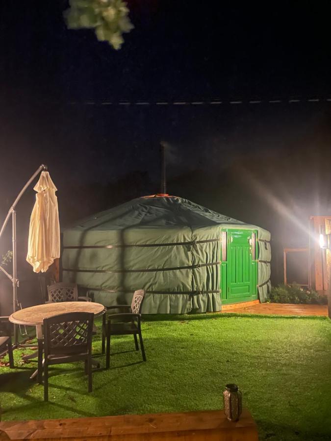 O Dan Y Coed Luxury Yurt With Hot Tub Hotel Chwilog Buitenkant foto